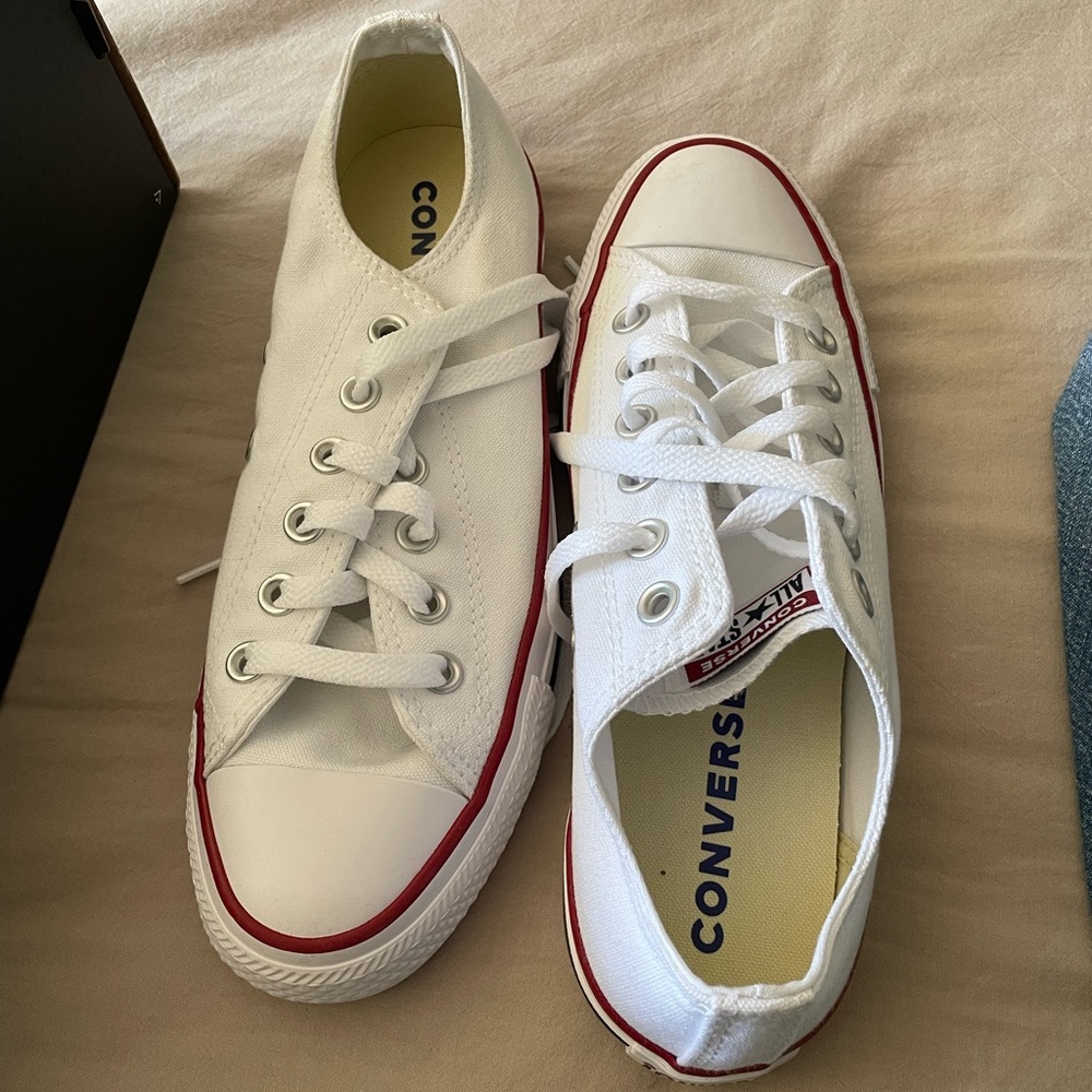 Size 7.5 New in box converse chuck taylor low tops